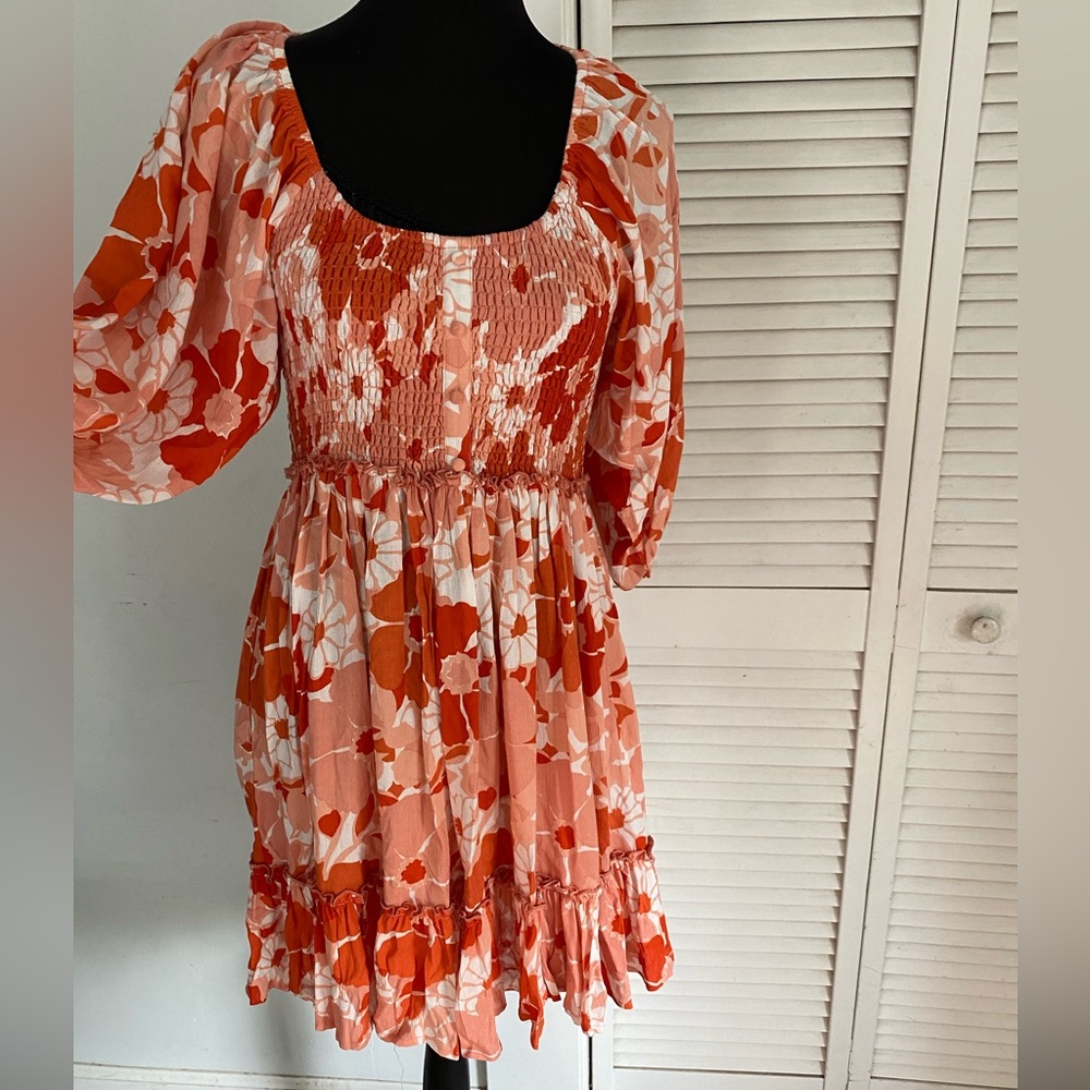 MILLIBON Smocked Dress w/ Feminine Flowy Skirt. Gorgeous Peachy Floral Print.🧡